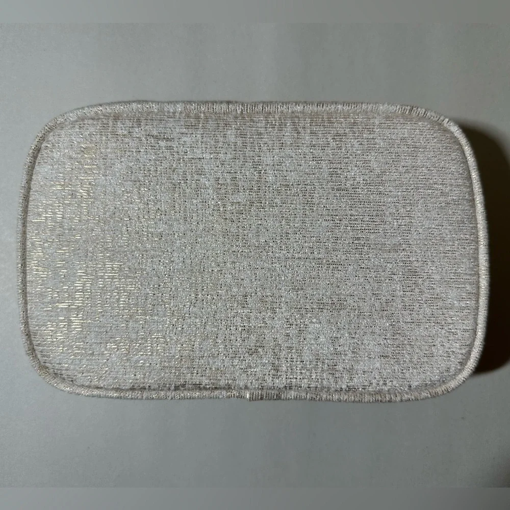 CHANEL Holiday Makeup Bag 2023 Limited Edition - Picture 4 of 7